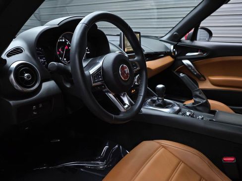 Used 2017 FIAT 124 Spider Lusso RWD image 13