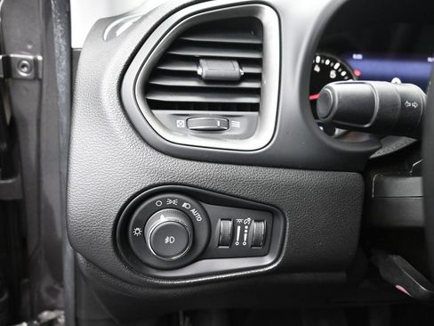 Used 2018 Jeep Renegade Limited w/ UConnect 8.4 Nav Group FWD image 7