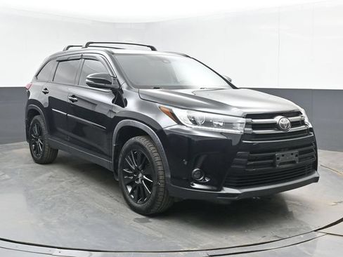 Used 2019 Toyota Highlander SE w/ Nightshade Edition FWD image 2