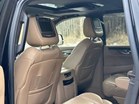 Used 2019 Cadillac Escalade Platinum image 18