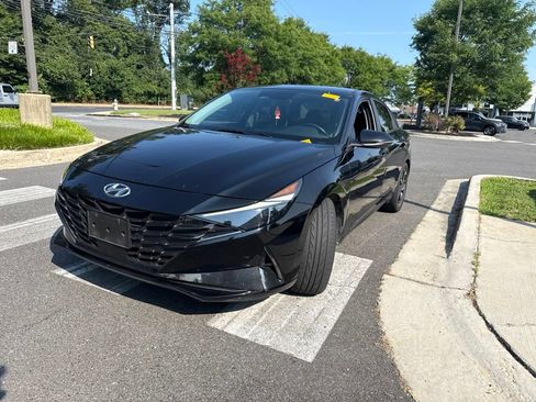 Used 2022 Hyundai Elantra Limited w/ Cargo Package FWD image 3