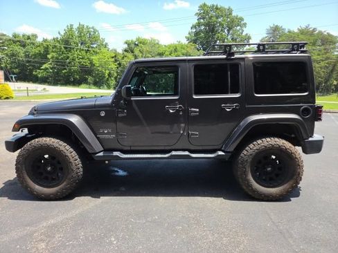 Used 2017 Jeep Wrangler Unlimited Sahara w/ Dual Top Group AWD/4WD image 16