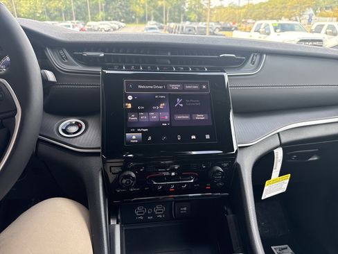 New 2025 Jeep Grand Cherokee Altitude image 24