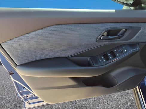 Used 2023 Nissan Rogue S image 15