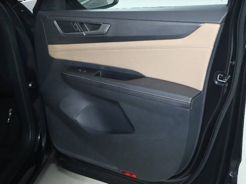 Used 2025 Volkswagen Atlas Cross Sport SE image 32