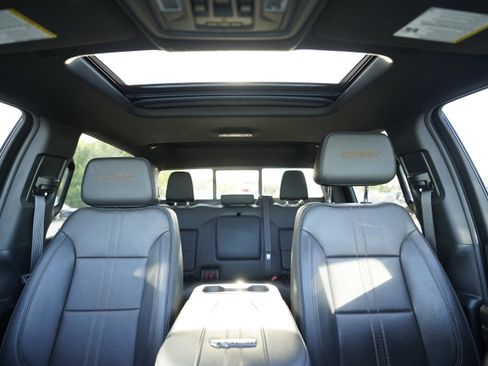 Used 2024 Chevrolet Silverado 2500 High Country w/ Midnight Edition AWD/4WD image 8