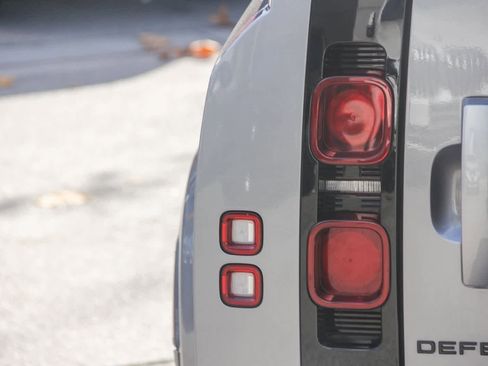 Used 2023 Land Rover Defender 130 SE image 8