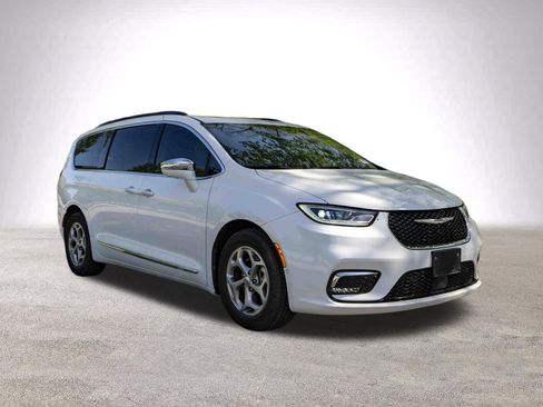 Used 2022 Chrysler Pacifica Limited w/ Uconnect Theater Family Group image 2