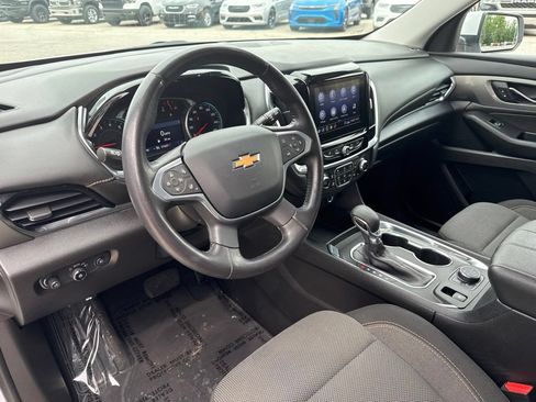 Used 2021 Chevrolet Traverse LT FWD image 2
