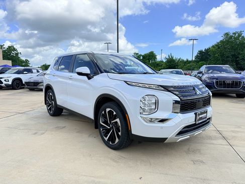 Used 2023 Mitsubishi Outlander SE FWD image 3