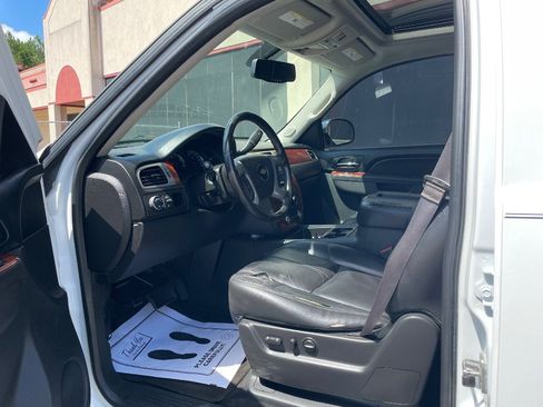Used 2014 Chevrolet Tahoe LT w/ Luxury Package RWD image 2