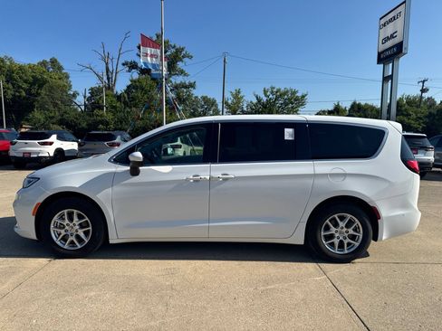 Used 2023 Chrysler Pacifica Touring-L FWD image 6