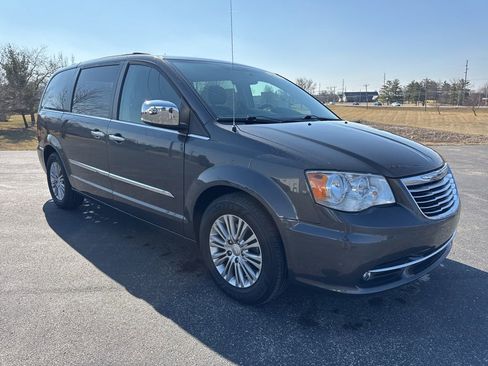 Used 2016 Chrysler Town & Country Touring-L w/ Driver Convenience Group image 1