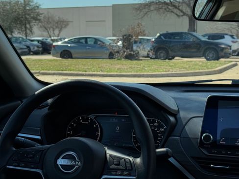 Used 2025 Nissan Altima 2.5 SV image 61