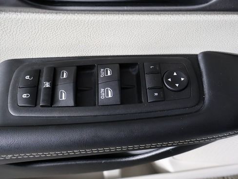 Used 2024 Chrysler Pacifica Touring-L FWD image 38