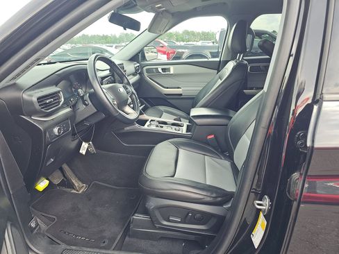 Used 2022 Ford Explorer XLT w/ Equipment Group 202A AWD/4WD image 12