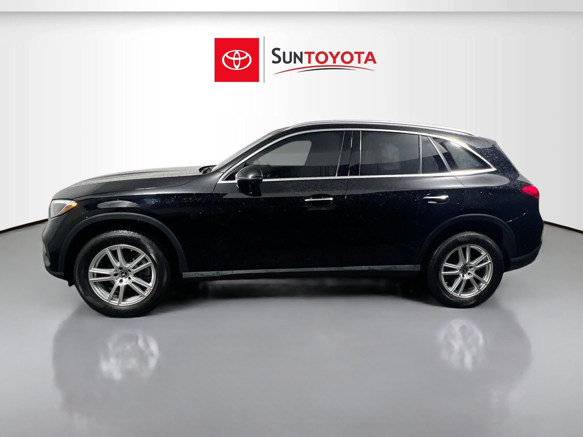 Used 2023 Mercedes-Benz GLC 300 4MATIC w/ Exclusive Trim Package image 7