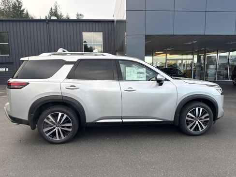 New 2025 Nissan Pathfinder Platinum image 9