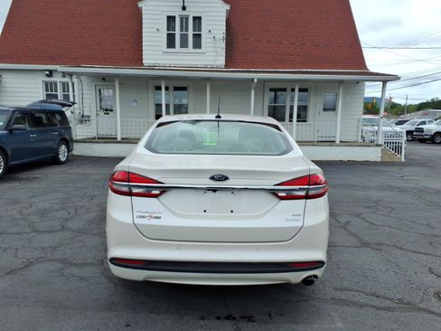 Used 2017 Ford Fusion SE w/ Fusion SE Technology Package FWD image 5