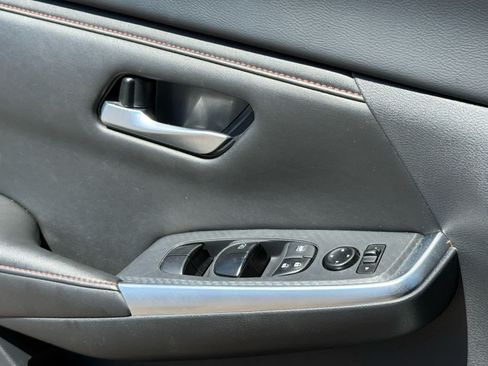 Used 2025 Nissan Sentra SR FWD image 17