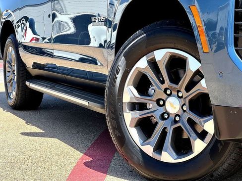 Used 2025 Chevrolet Suburban LT w/ Comfort Package RWD image 2