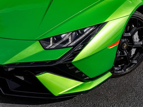 Used 2023 Lamborghini Huracan Tecnica image 2