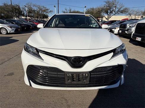 Used 2020 Toyota Camry LE image 2