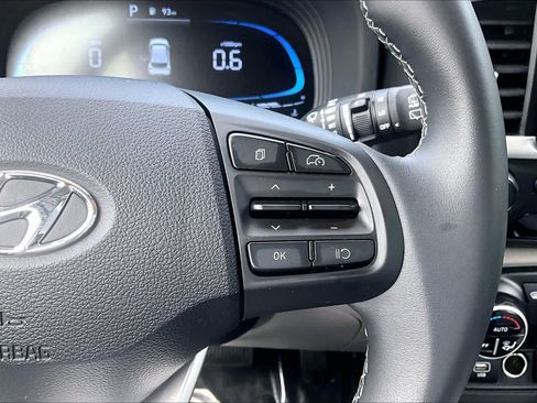 Used 2025 Hyundai Venue SEL FWD image 24