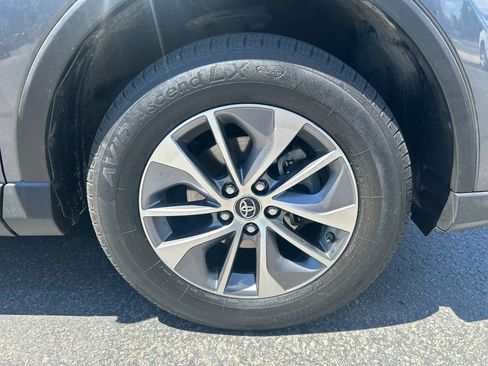Used 2018 Toyota RAV4 LE AWD/4WD image 4