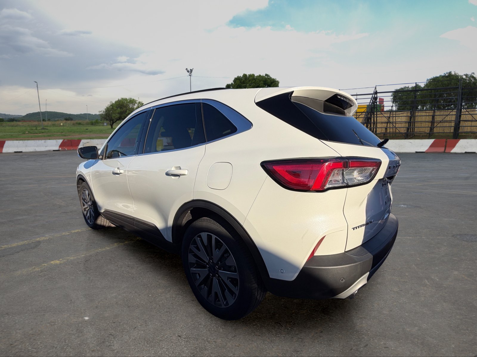 Used 2020 Ford Escape Titanium FWD image 4