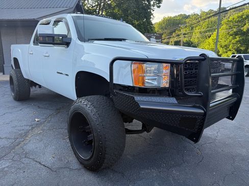 Used 2011 GMC Sierra 2500 Denali w/ Suspension Package, Off-Road AWD/4WD image 61