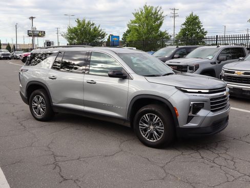 Used 2025 Chevrolet Traverse LT FWD image 14