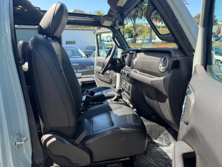 Used 2023 Jeep Wrangler Unlimited Sahara AWD/4WD image 34