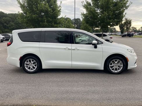 Used 2023 Chrysler Pacifica Touring-L FWD image 2