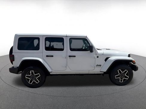 Used 2025 Jeep Wrangler Unlimited Sahara AWD/4WD image 16