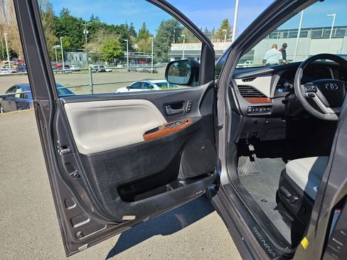 Used 2019 Toyota Sienna Limited Premium AWD/4WD image 21