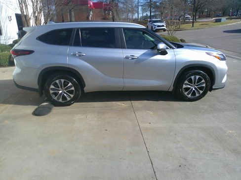 Used 2024 Toyota Highlander XLE image 14