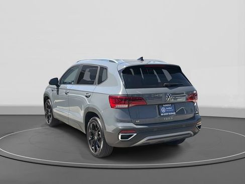 Used 2022 Volkswagen Taos SE w/ Panoramic Sunroof Package FWD image 3