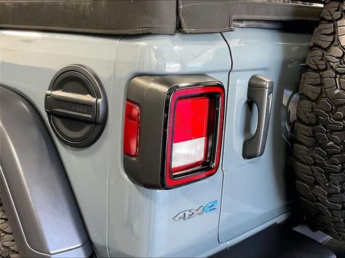 Used 2024 Jeep Wrangler Unlimited AWD/4WD image 33