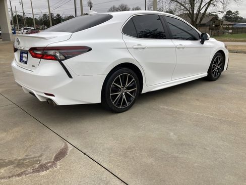 Used 2021 Toyota Camry SE image 6