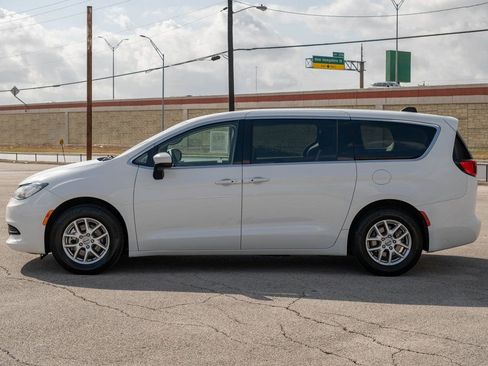 Used 2022 Chrysler Voyager LX image 4