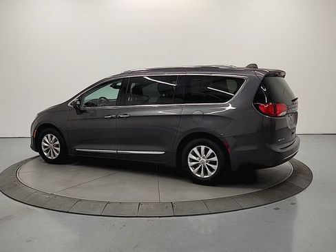Used 2018 Chrysler Pacifica Touring-L FWD image 6