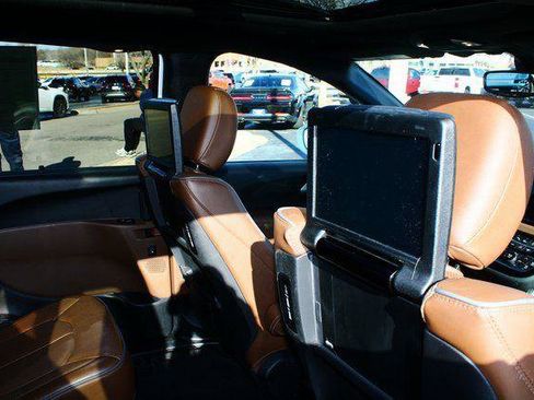 Used 2021 Chrysler Pacifica Limited w/ Uconnect Theater Family Group image 9