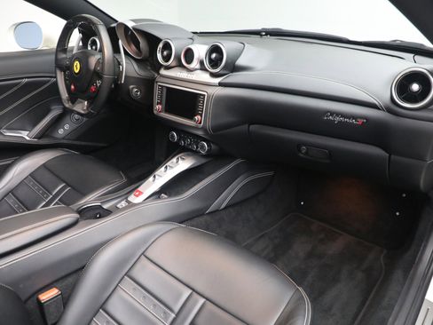 Certified 2017 Ferrari California T image 23