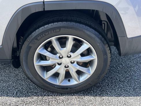 Used 2018 Jeep Cherokee Limited w/ Luxury Group image 19