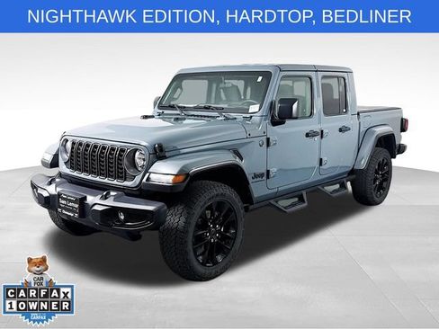 Used 2025 Jeep Gladiator Sport AWD/4WD image 3