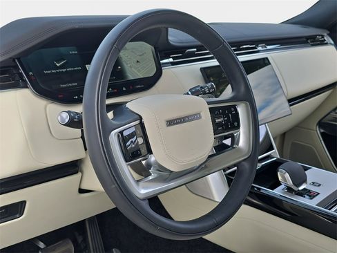 Certified 2025 Land Rover Range Rover SE image 17
