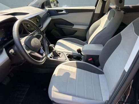 Used 2023 Volkswagen Taos SE w/ Panoramic Sunroof Package FWD image 5