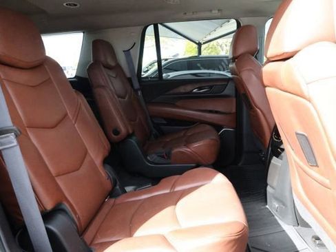 Used 2015 Cadillac Escalade Luxury image 30