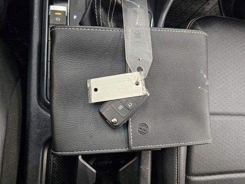 Used 2021 Volkswagen Tiguan SE w/ Panoramic Sunroof Package image 24